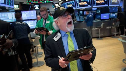 Un 'broker', en el Dow Jones, al cierre de la jornada en la Bolsa de Nueva York el 2 de agosto.