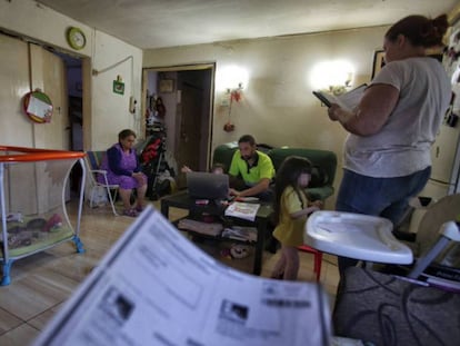 Una familia con dificultades para pagar la luz, en Barcelona. / CONSUELO BAUTISTA