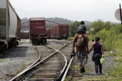 Una pareja de salvadoreños planea abordar 'La Bestia' junto a su hijo de tres años.