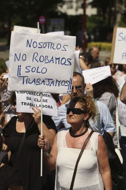 Los funcionarios de Hacienda y de los Juzgados de Vigo se han manifiestado ante las puertas de sus delegaciones para protestar por los recortes salariales