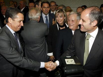Francisco Camps saluda a su antecesor en la presidencia de la Generalitat, Eduardo Zaplana, en la nueva Cámara de Comercio de Alicante.