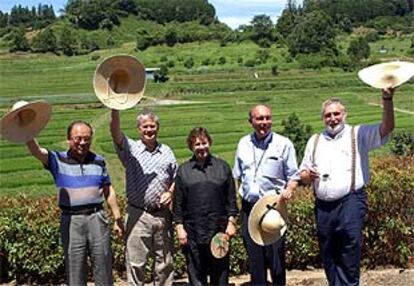 Desde la izquierda, los ministros de Agricultura Tsutomo Takebe (Japón), Lyle Vanclief (Canadá), Ann Veneman (EE UU), Warren Truss (Australia), y el comisario Fischler, ayer, frente a un campo de cultivo de arroz en Nara.