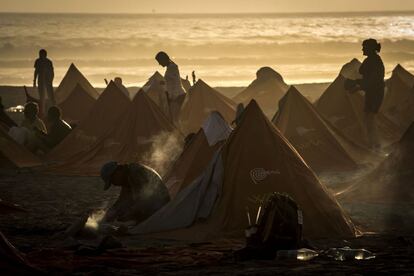 Os corredores montam o acampamento para passarem a noite no deserto durante a quarta etapa da corrida, em 2 de dezembro de 2017.