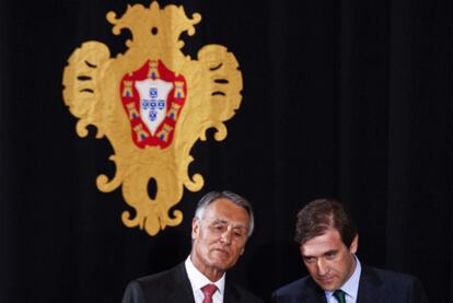 El presidente portugués, Cavaco Silva (izquierda), conversa con el primer ministro Pedro Passos Coelho durante la ceremonia de jura de cargo de secretarios de Estado, este martes en Lisboa.