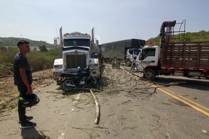 Un hombre observa una vía bloqueada, este martes en Cúcuta (Colombia), cerca de la frontera con Venezuela.