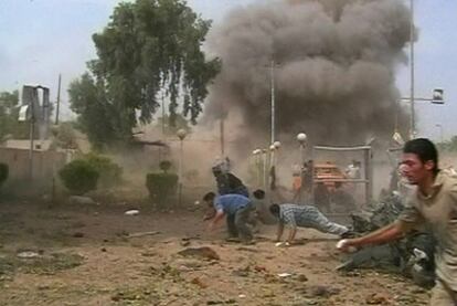 Captura de imagen de la televisión en el momento en que hace explosión la tercera bomba en Hila, unos 100 kilómetros al sur de la capital iraquí, Bagdad. Esta detonación ha alcanzado a algunas de las personas que se habían acercado a socorrer a las víctimas de dos coche bomba que habían explotado previamente en un aparcamiento. Se trata del atentado más sangriento de hoy en Iraq, donde varias localidades han vivido ataques similares.