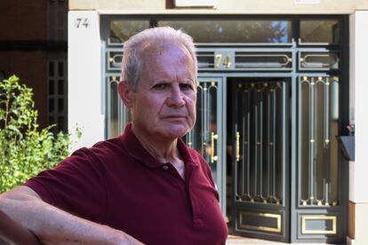 Carmelo Sevilla, frente al edificio donde tiene un piso que ahora está okupado, el pasado 10 de julio.