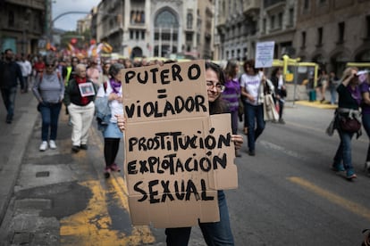 Una mujer sujeta una cartel contra la prostitución en Barcelona, el la manifestación del 1 de Mayo de 2023.