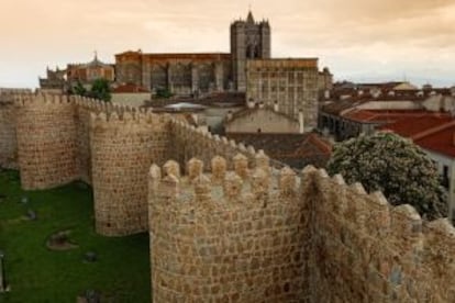 Vista aérea de la muralla y la catedral de Ávila.