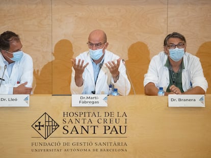 El director del servicio de neurología del hospital Sant Pau, Alberto Lleó, durante su intervención para explicar el estado del expresidente de la Generalitat, Jordi Pujol.