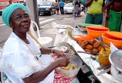 A baiana de acarajé, símbolo da ancestralidade africana na culinária brasileira.