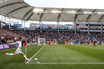 Beckham ejecuta un córner durante el duelo entre los Galaxy y el Dynamo.