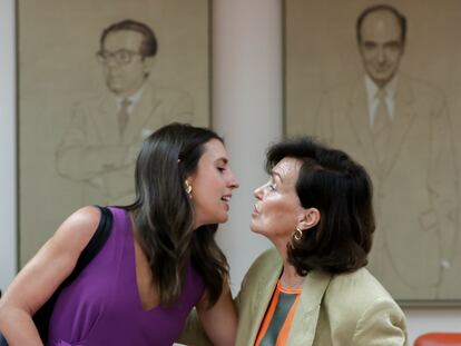 MADRID, 21/09/2022.- La ministra de Igualdad, Irene Montero (i), saluda a la presidenta de la Comisión de Igualdad, Carmen Calvo (d), antes de su comparecencia de este martes en el Congreso de los Diputados, en Madrid. EFE/ Javier Lizón
