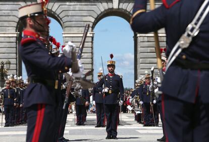 Desde hace más de diez años se realiza en la Plaza de la Armería el Relevo Solemne de la Guardia del Palacio Real de Madrid, a imagen del que se hacía a diario en tiempos de Alfonso XII y Alfonso XIII.