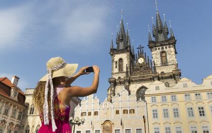 Una turista fotografía la Iglesia de Tyn, en Praga.