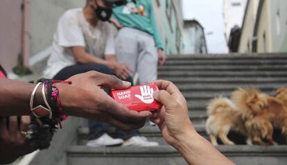 Gracias a la vinculación de una ONG, los voluntarios pueden llevar artículos para evitar el contagio por la covid-19, como protectores faciales y jabones.