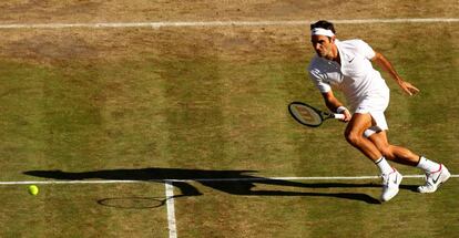 Federer persigue la bola durante el partido contra Berdych.