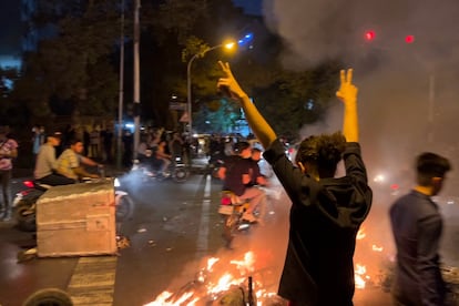 Una mujer protesta en Teherán por la muerte de Mahsa Amini, en septiembre.