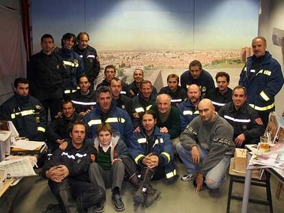 Antonio López con los bomberos