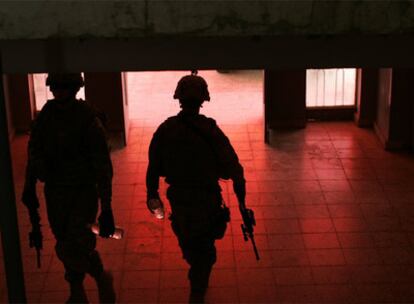 Dos soldados estadounidenses entran en un edificio durante la operación que se desarrolla estos días en la ciudad de Mosul (norte de Irak).