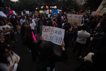 Una joven sostiene un cartel con la frase "Gentrificación =Colonización", durante una protesta en Ciudad de México contra la gentrificación, el 17 de noviembre de 2022.