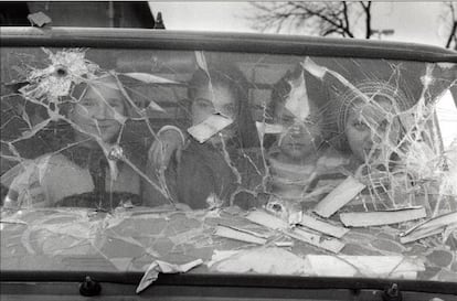 Cuatro niñas miran desde el interior de una furgoneta destrozada en Sarajevo (Bosnia-Herzegovina), marzo de 1994.