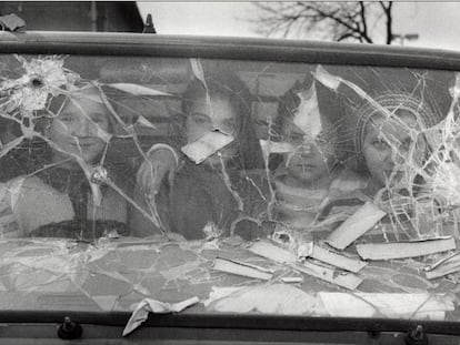 Cuatro niñas miran desde el interior de una furgoneta destrozada en Sarajevo (Bosnia-Herzegovina), marzo de 1994.