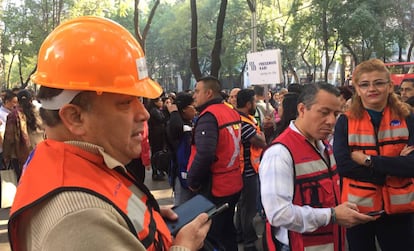 Personas evacuadas por el sismo en Ciudad de México.