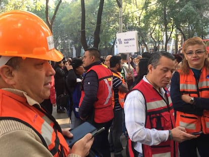 Personas evacuadas por el sismo en Ciudad de México.