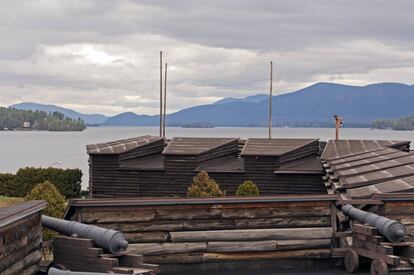 Una imagen de Fort William Henry reconstruido y convertido en museo, a la orilla del lago George (Nueva York).