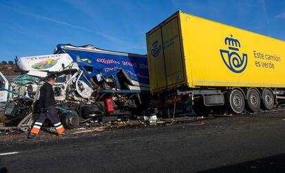 Camiones accidentados tras chocar frontalmente en la N-122 en Golmayo (Soria), este sábado.