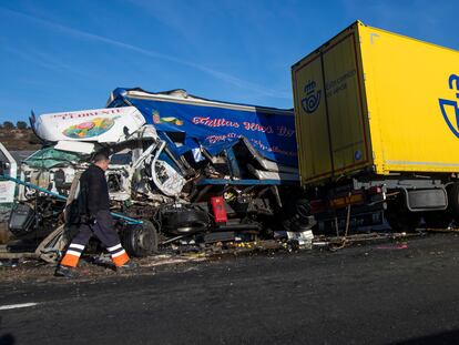 Camiones accidentados tras chocar frontalmente en la N-122 en Golmayo (Soria), este sábado.