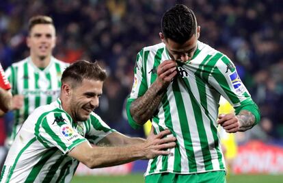Joaquín y Sergio León celebran el gol del delantero.