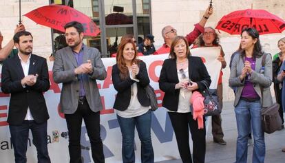 Alberto Garzón, Ignacio Blanco, Esther López Barceló y Marga Sanz, ayer, en la concentración de trabajadores de RTVV.