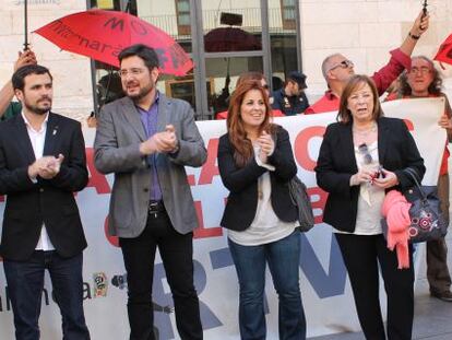 Alberto Garz&oacute;n, Ignacio Blanco, Esther L&oacute;pez Barcel&oacute; y Marga Sanz, ayer, en la concentraci&oacute;n de trabajadores de RTVV. 