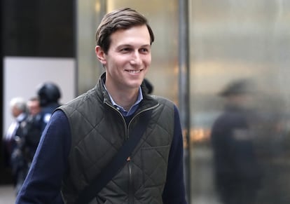 El marido de Ivanka Trump ha emergido como una pieza clave en la campaña del republicano y en su equipo de transición a la Casa Blanca. Kushner tiene su propio conglomerado de empresas y pertenecer a una familia de constructores. Su padre, que fue congresista demócrata, cumplió condena en prisión por contratar a una prostituta para poner una trampa a su cuñado mientras estaba siendo investigado por las autoridades federales. Kushner -que es judío ortodoxo, religión a la que su esposa se convirtió- estudió en Harvard y New York University y es el dueño del 'New York Observer'.