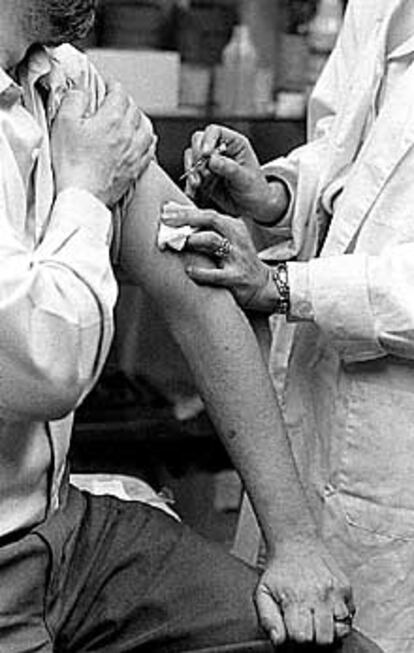 Un facultativo administra una vacuna a una persona.