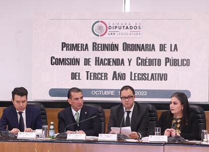Gabriel Yorio (tercero de izquierda a derecha), subsecretario de Hacienda, en la reunión de la comisión, este 17 de octubre.