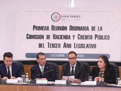Gabriel Yorio (tercero de izquierda a derecha), subsecretario de Hacienda, en la reunión de la comisión, este 17 de octubre.