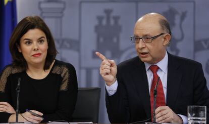 Soraya Sáenz de Santamaría, vcepresidenta del Gobierno en funciones, y Cristóbal Montoro, ministro de Hacienda.