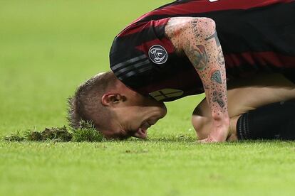 Juraj Kucka, centrocampista del Milan, parece querer comerse el césped en el partido contra la Juve (1-0 para los bianconeri)  