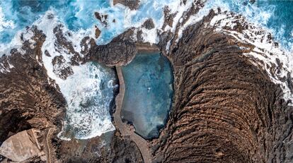 El Pozo de las Calcosas es uno de los rincones con mayor encanto de El Hierro. Ubicado al norte de la isla, este caserío singular 'esconde' dos piscinas naturales en pleno Atlántico.