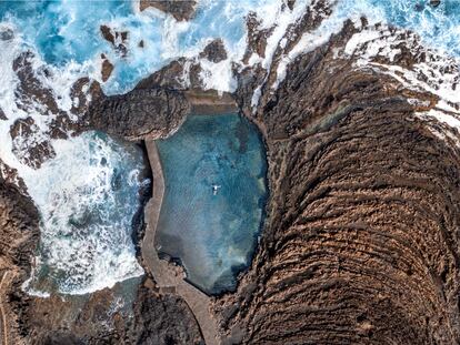El Pozo de las Calcosas es uno de los rincones con mayor encanto de El Hierro. Ubicado al norte de la isla, este caserío singular 'esconde' dos piscinas naturales en pleno Atlántico.