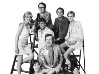 Michael Fish en el centro con falda y calcetines largos, junto a la actriz Susanna York, el cómico Peter Cook, el actor Tom Courtenay, el dramaturgo Joe Orton, las modelos Twiggy,Lucy Fleming y Miranda Chiu.