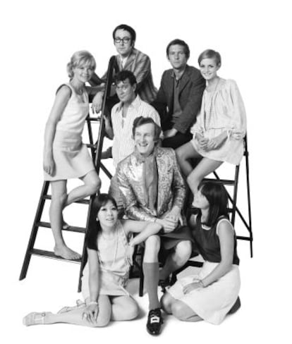 Michael Fish en el centro con falda y calcetines largos, junto a la actriz Susanna York, el cómico Peter Cook, el actor Tom Courtenay, el dramaturgo Joe Orton, las modelos Twiggy,Lucy Fleming y Miranda Chiu.