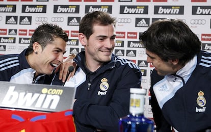 Cristiano Ronaldo, Iker Casillas e Kaká em coletiva de imprensa no Santiago Bernabéu, no dia 4 de dezembro de 2009.