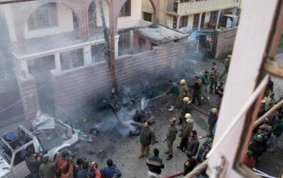 Bomberos indios intentan extinguir el fuego tras una de las explosiones.