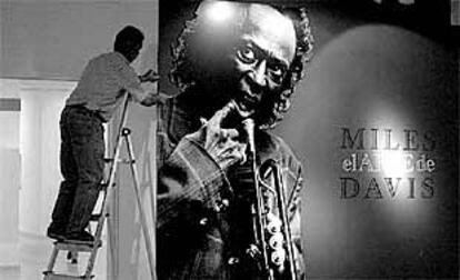 Cartel de la exposición El arte de Miles Davis, en Vitoria.