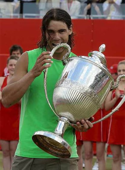Nadal muerde el trofeo que le acredita como ganador de Queen's