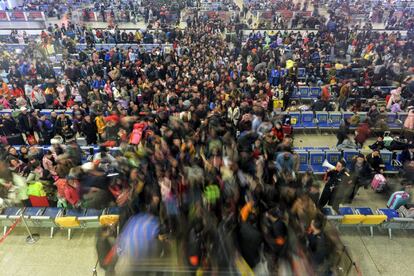 Millones de chinos comienzan sus viajes para celebrar el Año Nuevo chino, la festividad más importante del país y, en muchas ocasiones, la única oportunidad que tienen sus ciudadanos de reunirse con sus familiares. En la imagen, miles de pasajeros se dirigen a los andenes para coger su tren en la estación Hankou, en Wuhan (China).